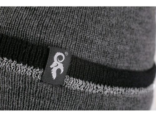 Kötött téli sapka szürke színben.